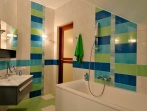  бело-сине-зеленая плитка в ванной
